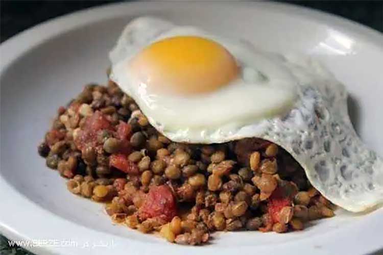 خوراک عدسی با تخم‌مرغ